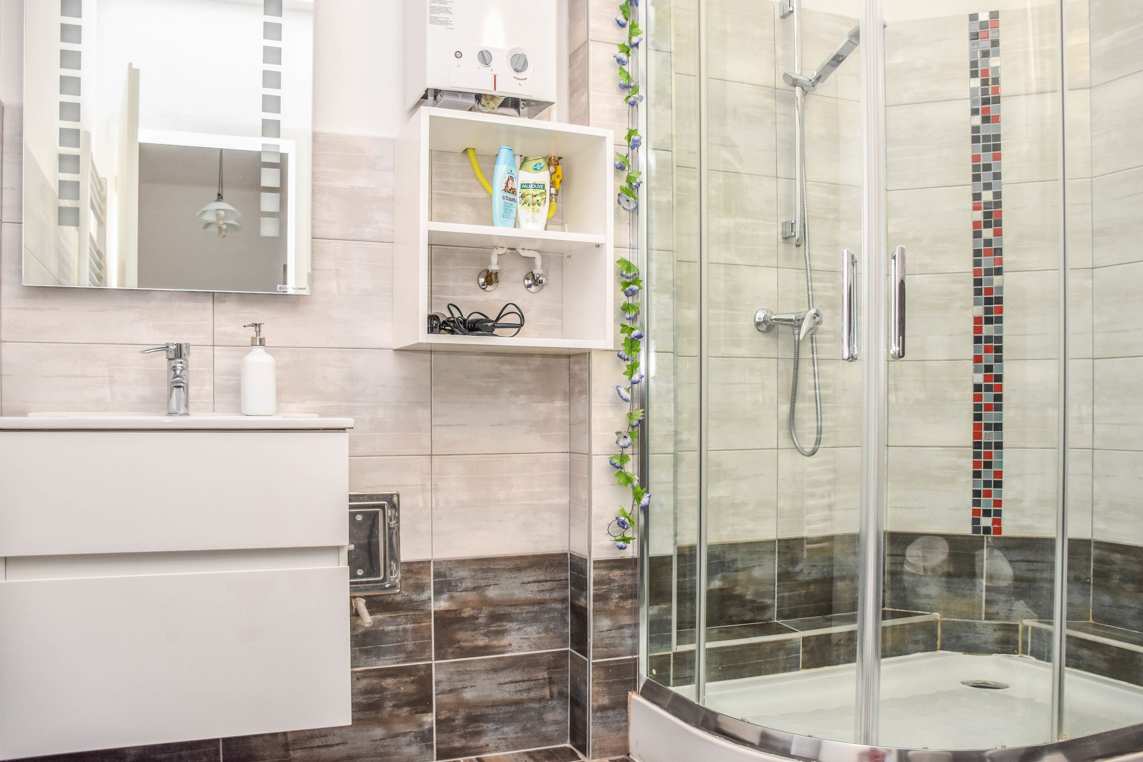 Grand Studio (Diamond Astoria 2 Near Synagogue) | Bathroom shower