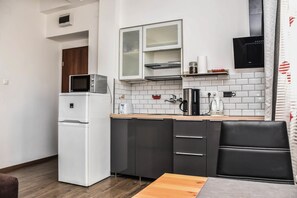 Estudio ejecutivo (Diamond Astoria 3 With rooftop view) | Cocina privada | Frigorífico grande, microondas, placa de cocina y cafetera o tetera