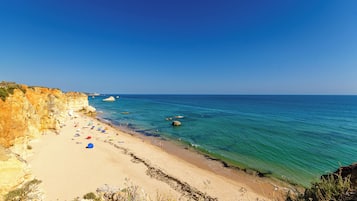 Una spiaggia nelle vicinanze, sabbia bianca