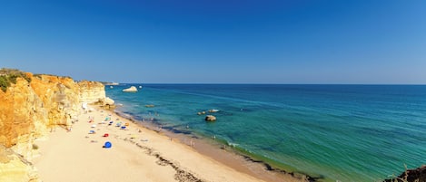 Nära stranden och vit sandstrand