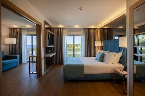 Ropa de cama hipoalergénica, colchones viscoelásticos, minibar