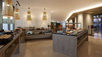 Petit déjeuner buffet (15 EUR par personne)
