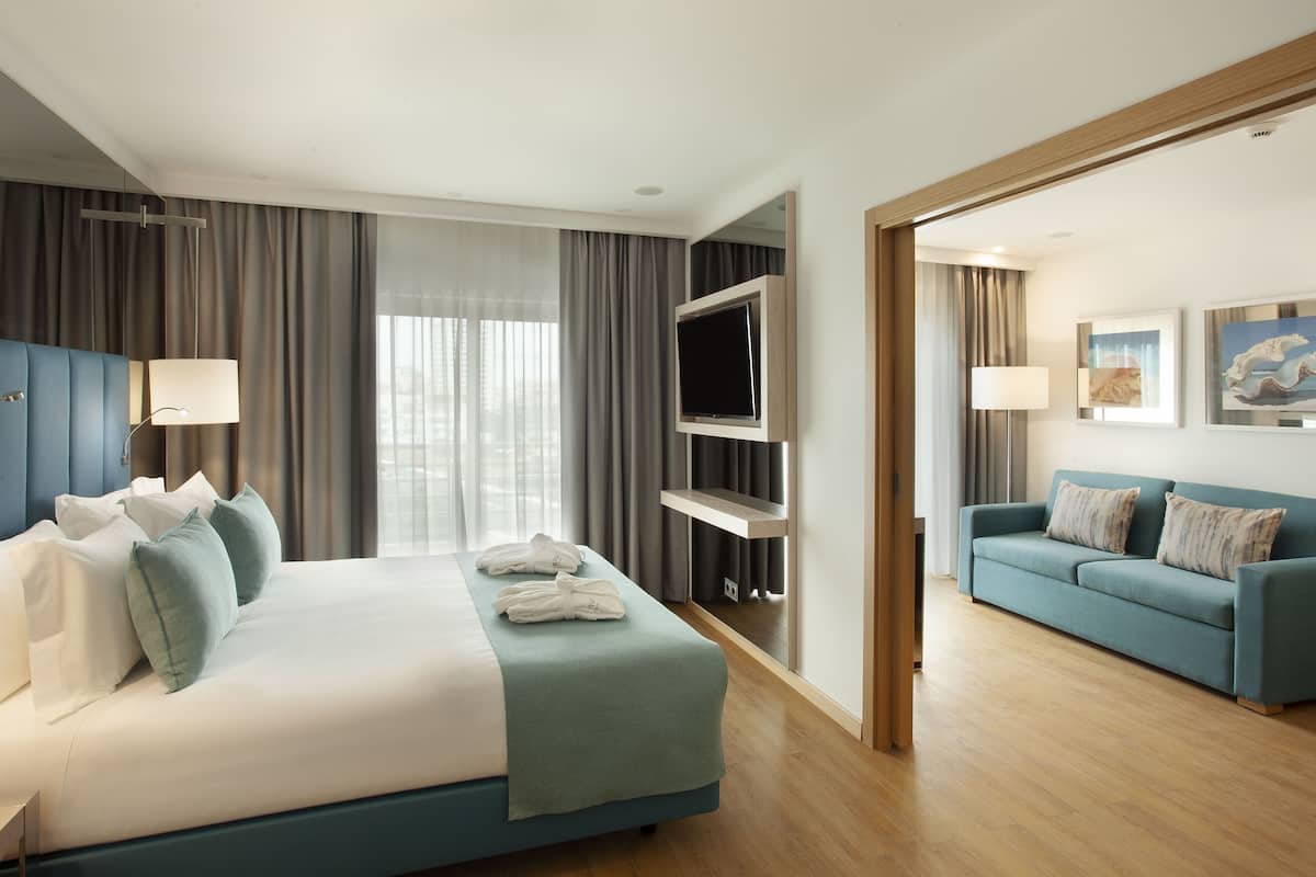 1 bedroom, hypo-allergenic bedding, memory-foam beds, minibar