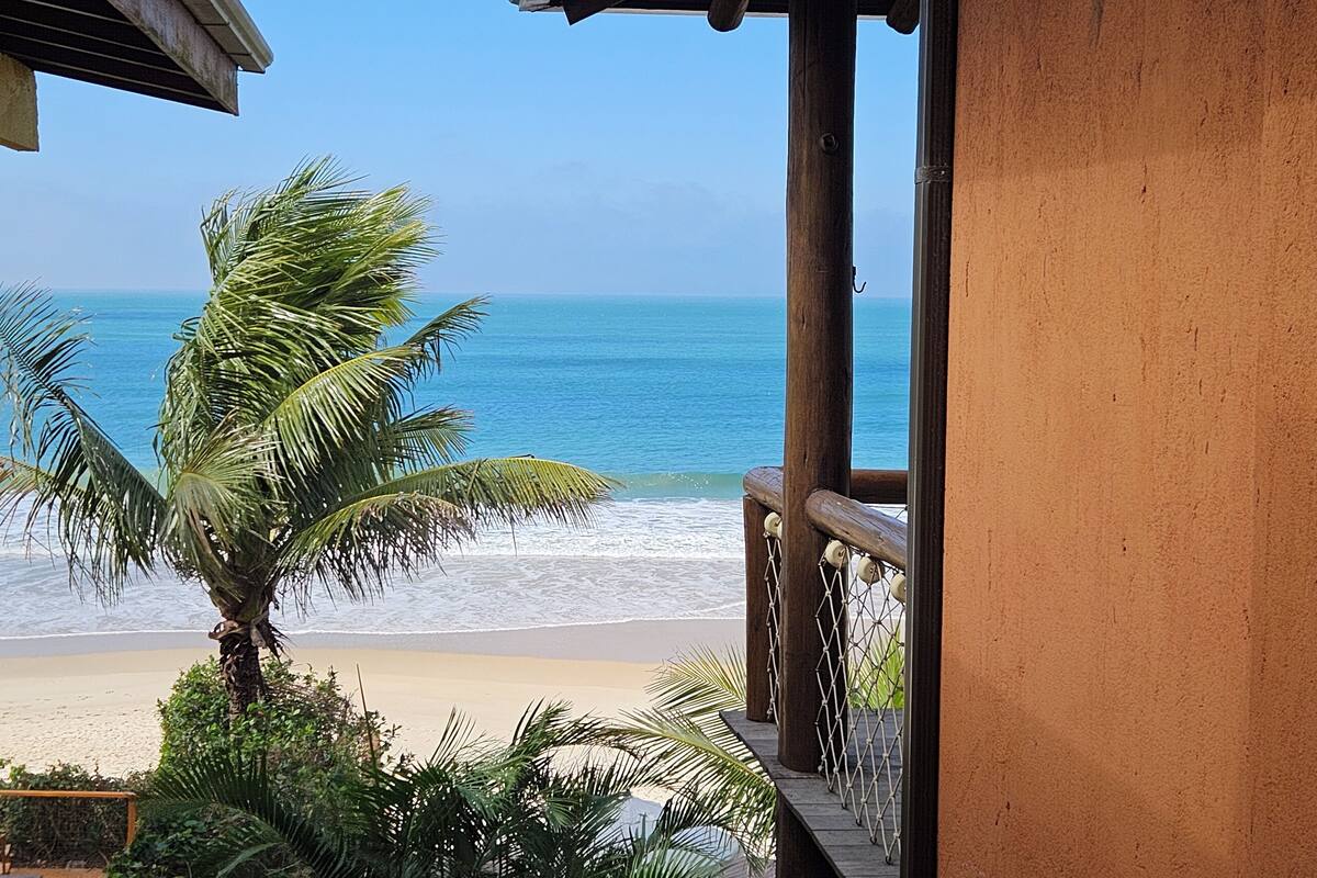 Ein Balkon mit Blick auf Strand und Meer.