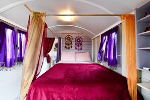 Seprai premium, minibar, setrika/meja setrika, dan Wi-Fi gratis