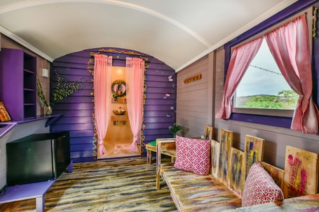 Ropa de cama de alta calidad, minibar y decoración personalizada . Mammaloes