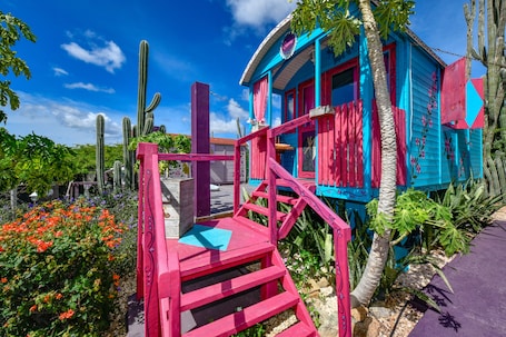 Ropa de cama de alta calidad, minibar y tabla de planchar con plancha