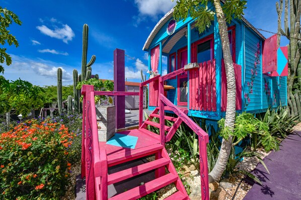 أغطية فراش متميزة وميني بار ومكواة/لوح كي وواي فاي مجانًا