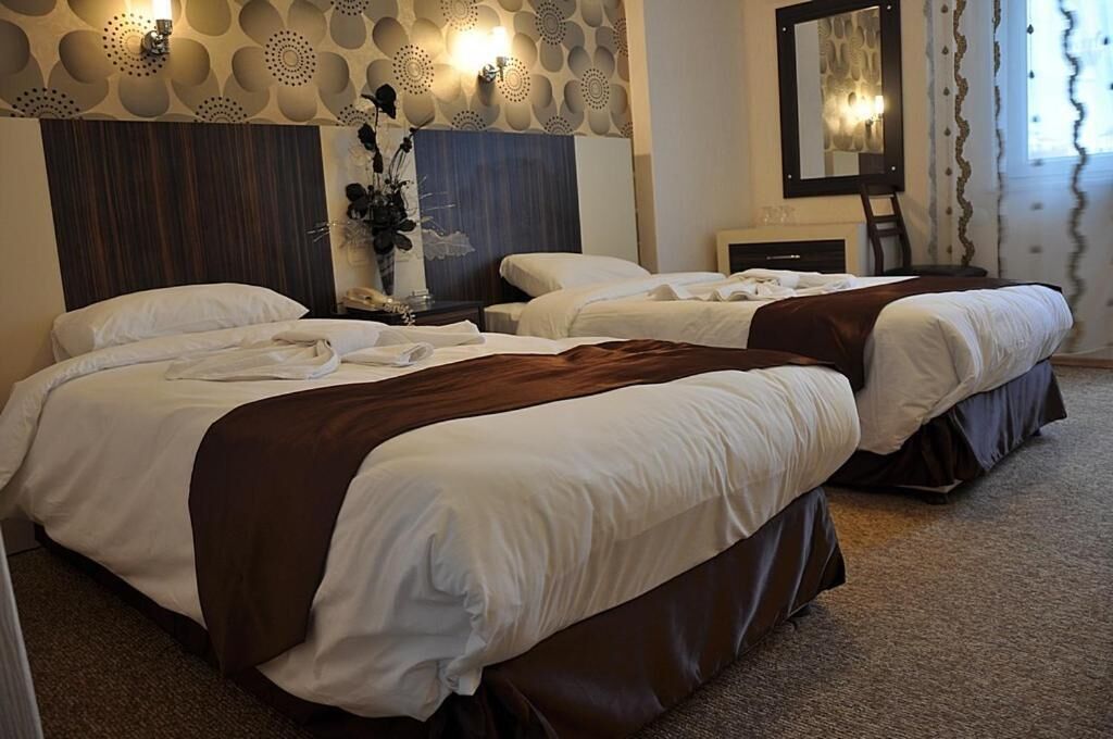 Minibar, brankas, dan didekorasi berbeda-beda