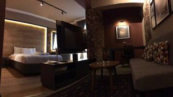 Deluxe Studio Suite | Minibar, in-room safe, individually decorated, individually furnished