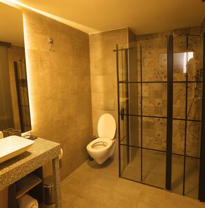 Habitación Deluxe | Baño | Regadera, amenidades de baño gratuitas, secadora de cabello, batas 