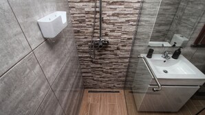 A modern bathroom with a shower, a sink, and a handrail. - Urban Beach I (Portimão)