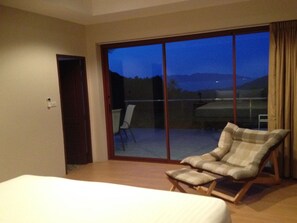 2 Bedrooms | 2 ห้องนอน, ผ้าม่านกันแสง, เปล/เตียงเด็กอ่อน, เปลนอนเด็กแบบพกพา