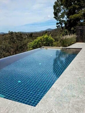 Una piscina al aire libre, una piscina con borde infinito