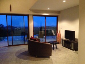 2 Bedrooms | บริเวณนั่งเล่น | ทีวีจอแบน