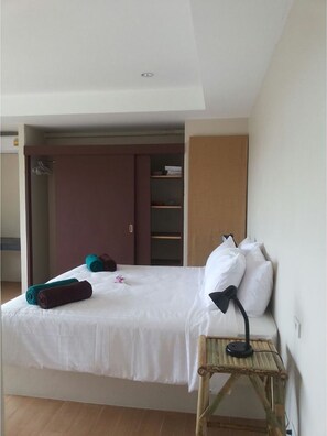 2 Bedrooms | 2 dormitorios, cortinas opacas, cunas (de pago) y cuna de viaje