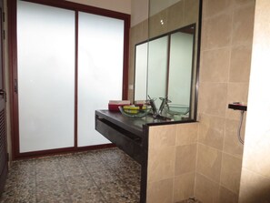 2 Bedrooms | Baño | Ducha, secador de pelo y toallas