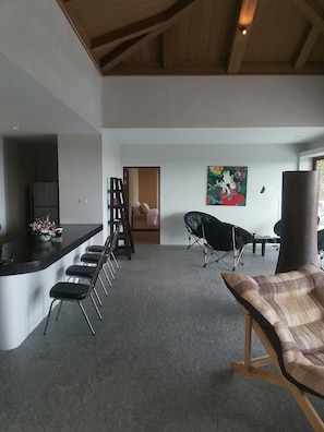2 Bedrooms | Sala de estar | TV de tela plana