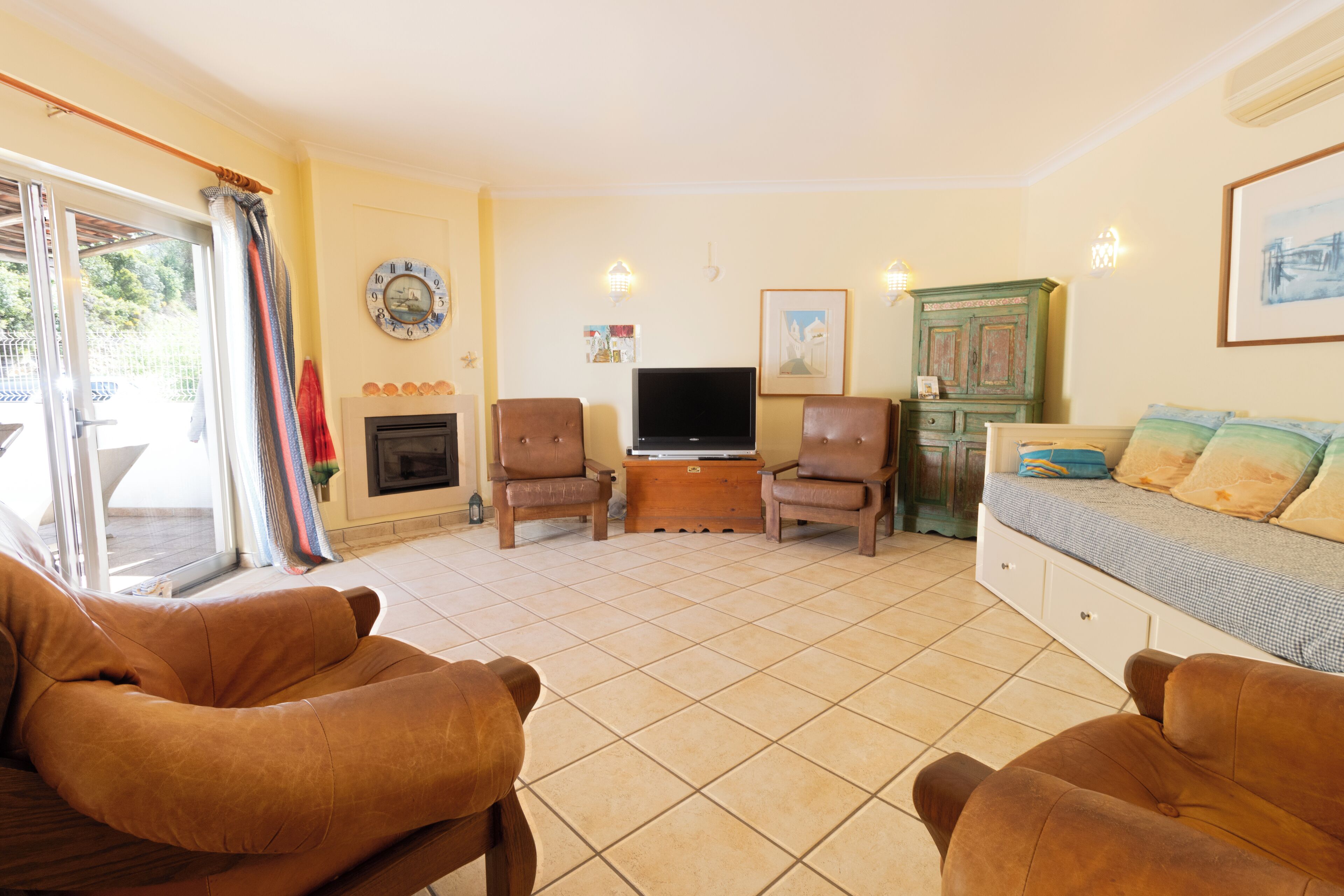 Appartement, 1 slaapkamer | Woonruimte | Een 40-inch flatscreentelevisie met kabelzenders en televisie