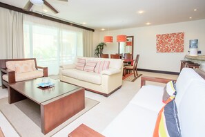 Penthouse, 2 phòng ngủ | Khu phòng khách | TV màn hình phẳng 