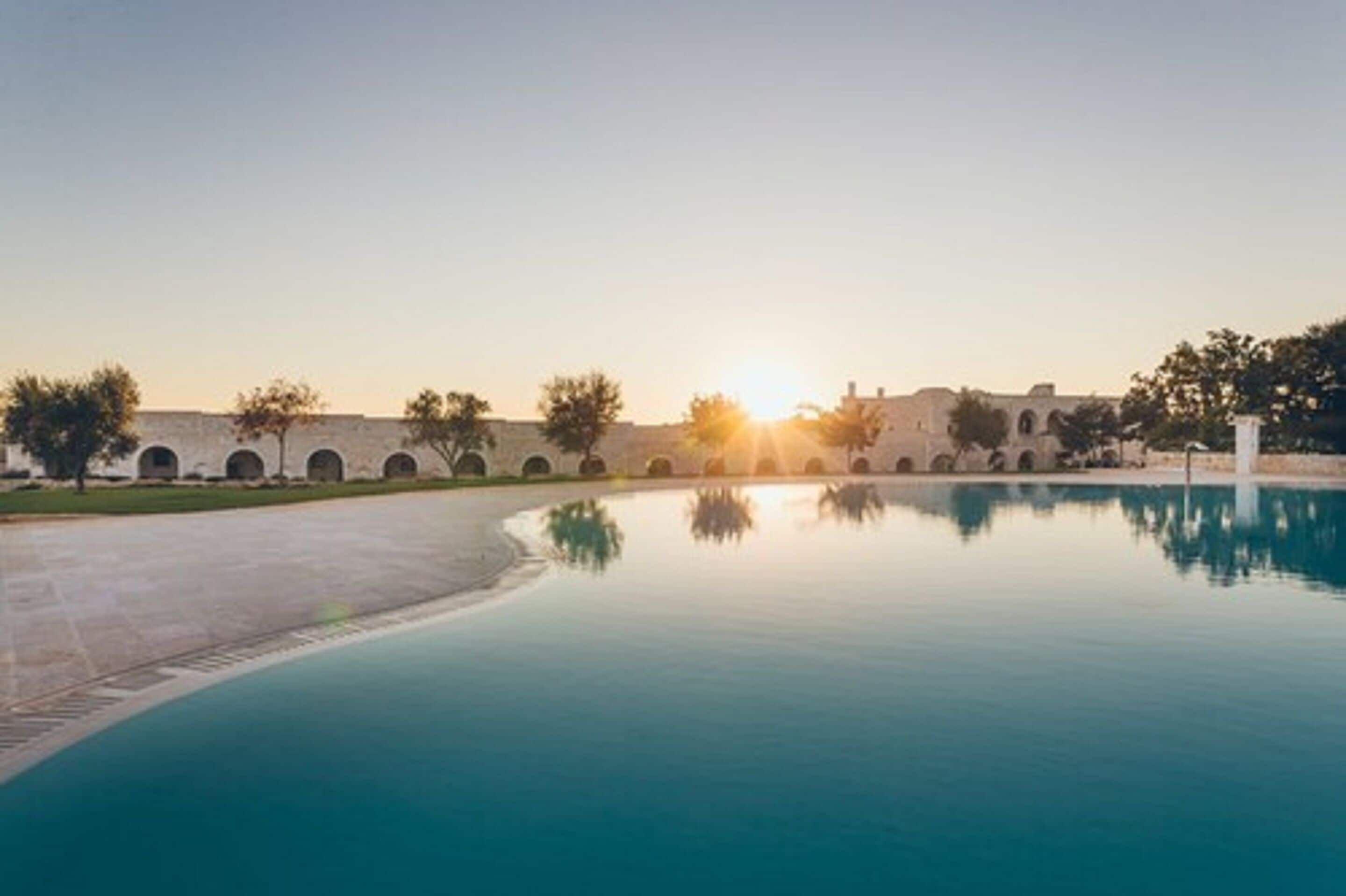 室外游泳池，日光浴躺椅