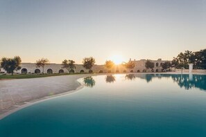 屋外プール、サンラウンジャー