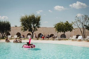 Outdoor pool, pool loungers - Masseria Grieco (Ostuni)