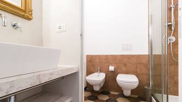 Apartamento, 1 habitación | Baño | Ducha, artículos de higiene personal gratuitos, secador de pelo y bidé