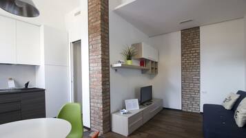 Apartamento, 1 habitación | Sala de estar | Una televisión de pantalla plana