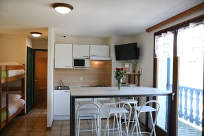 Departamento | Cocineta privada | Refrigerador, microondas, horno y parrilla de estufa