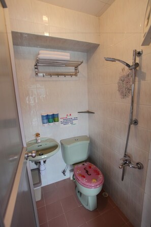 Dusj, hårføner, tøfler og håndklær