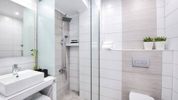 Familien-Suite | Badezimmer | Dusche, Haartrockner, Handtücher