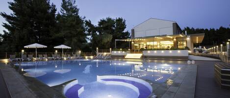 2 albercas al aire libre, sombrillas en la alberca y camastros