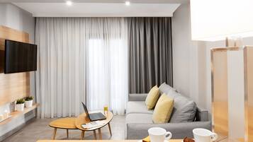 Family Suite | In-room safe, iron/ironing board (on request), WiFi (free)