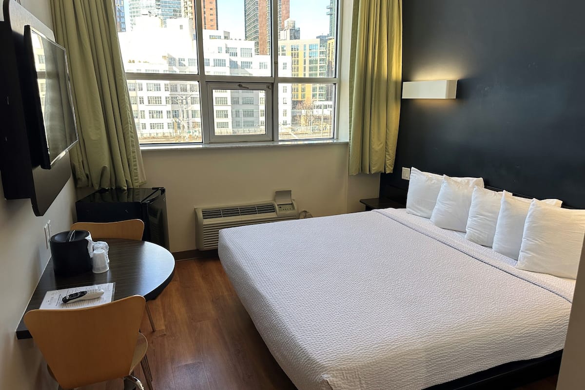 room, 1 king bed | 1 bedroom, premium bedding, in-room safe, desk