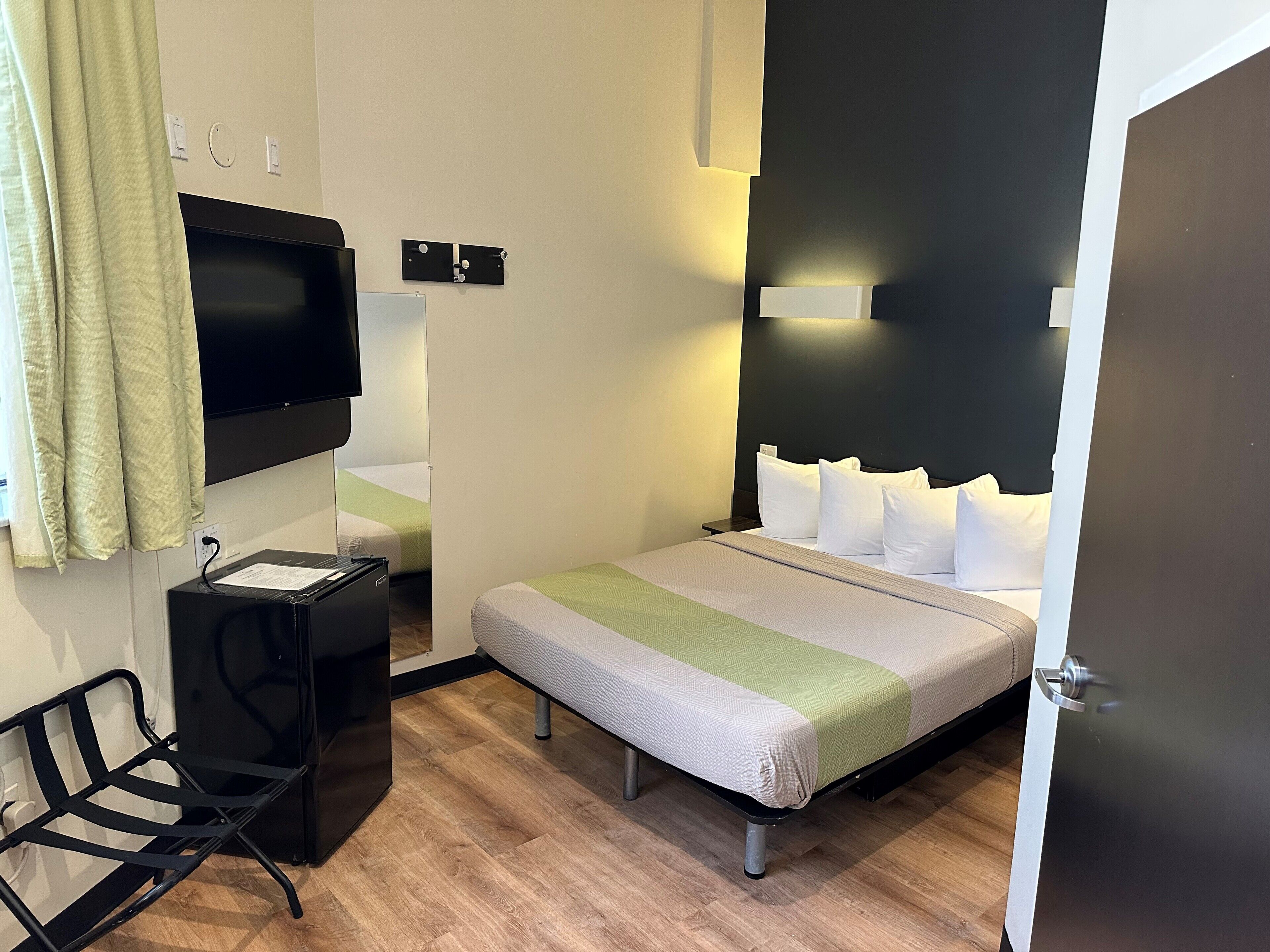 room, 1 full-sized bed | 1 bedroom, premium bedding, in-room safe, desk