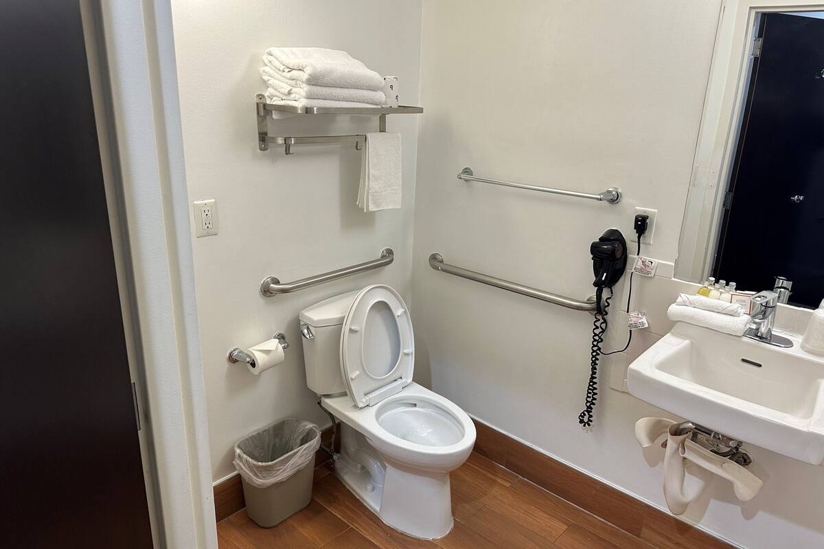 room, 1 full-sized bed | 1 bedroom, premium bedding, in-room safe, desk