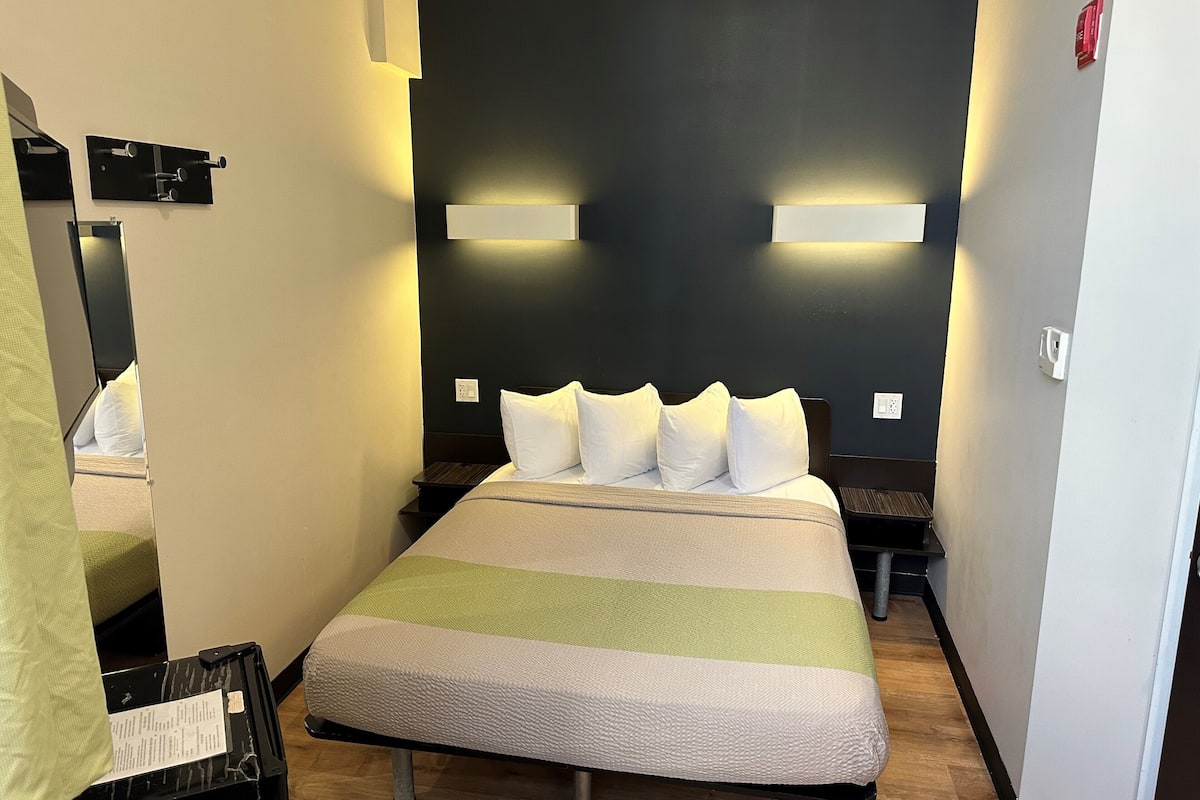 room, 1 full-sized bed | 1 bedroom, premium bedding, in-room safe, desk