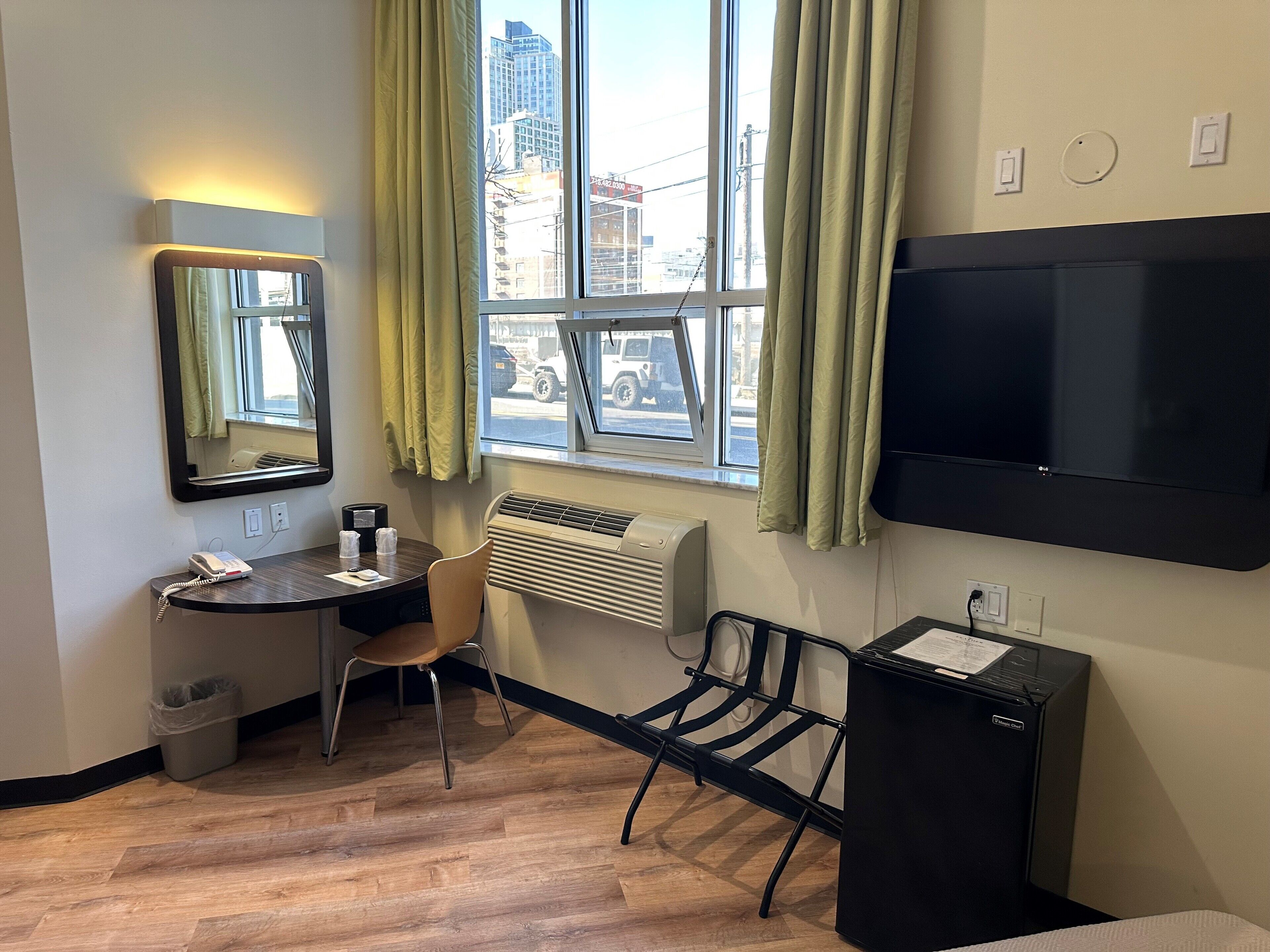 room, 1 full-sized bed | 1 bedroom, premium bedding, in-room safe, desk