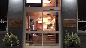 Fassade der Unterkunft – Abend/Nacht