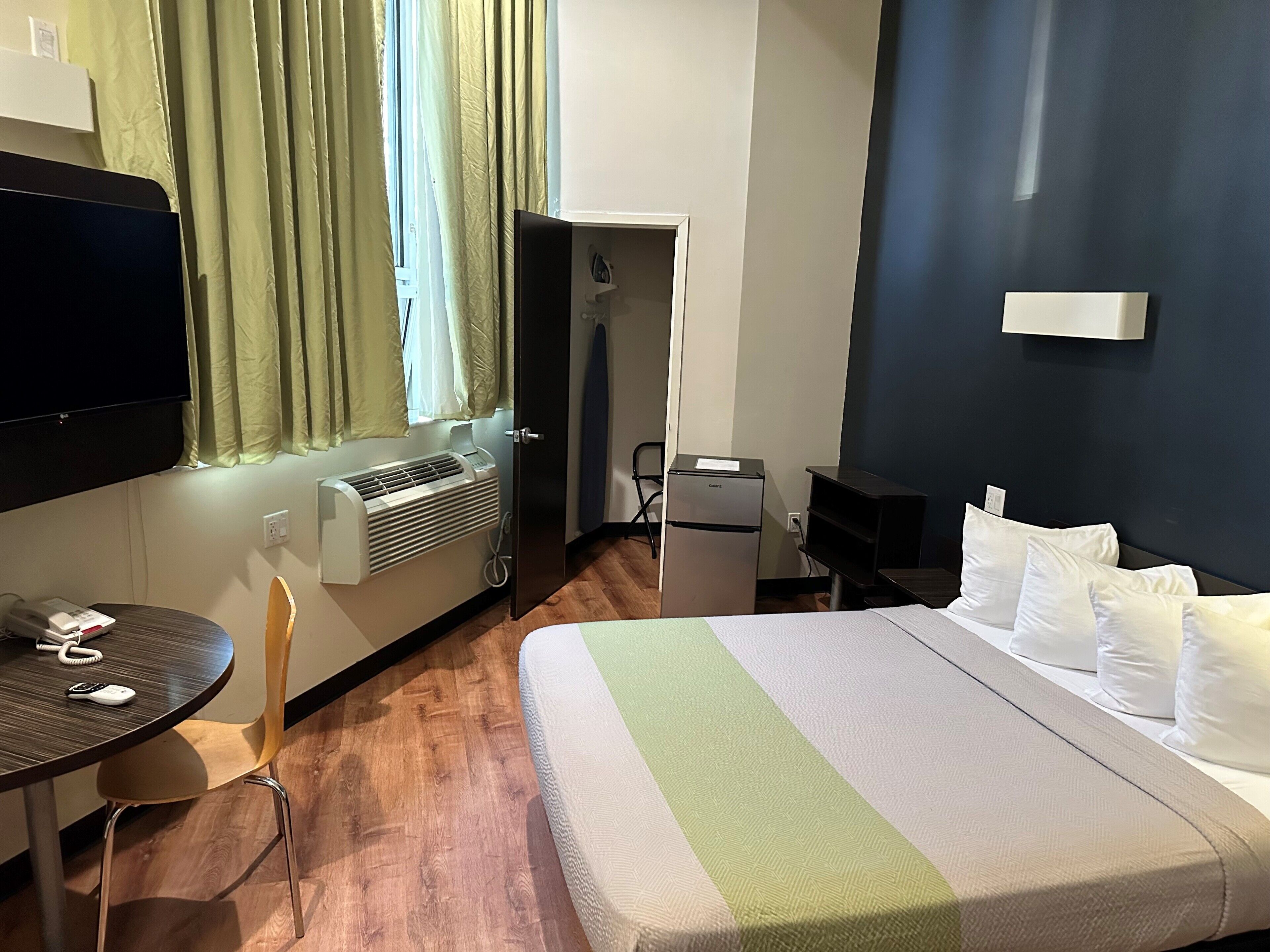 room, 1 queen bed | 1 bedroom, premium bedding, in-room safe, desk