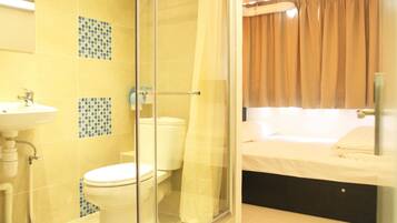 Habitación estándar doble | Baño | Ducha, artículos de higiene personal gratuitos y secador de pelo