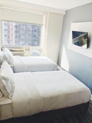 غرفة مزدوجة أو بسريرين منفصلين | 1 غرفة نوم ومكواة/لوح كي وواي فاي مجانًا وملاءات أسرّة