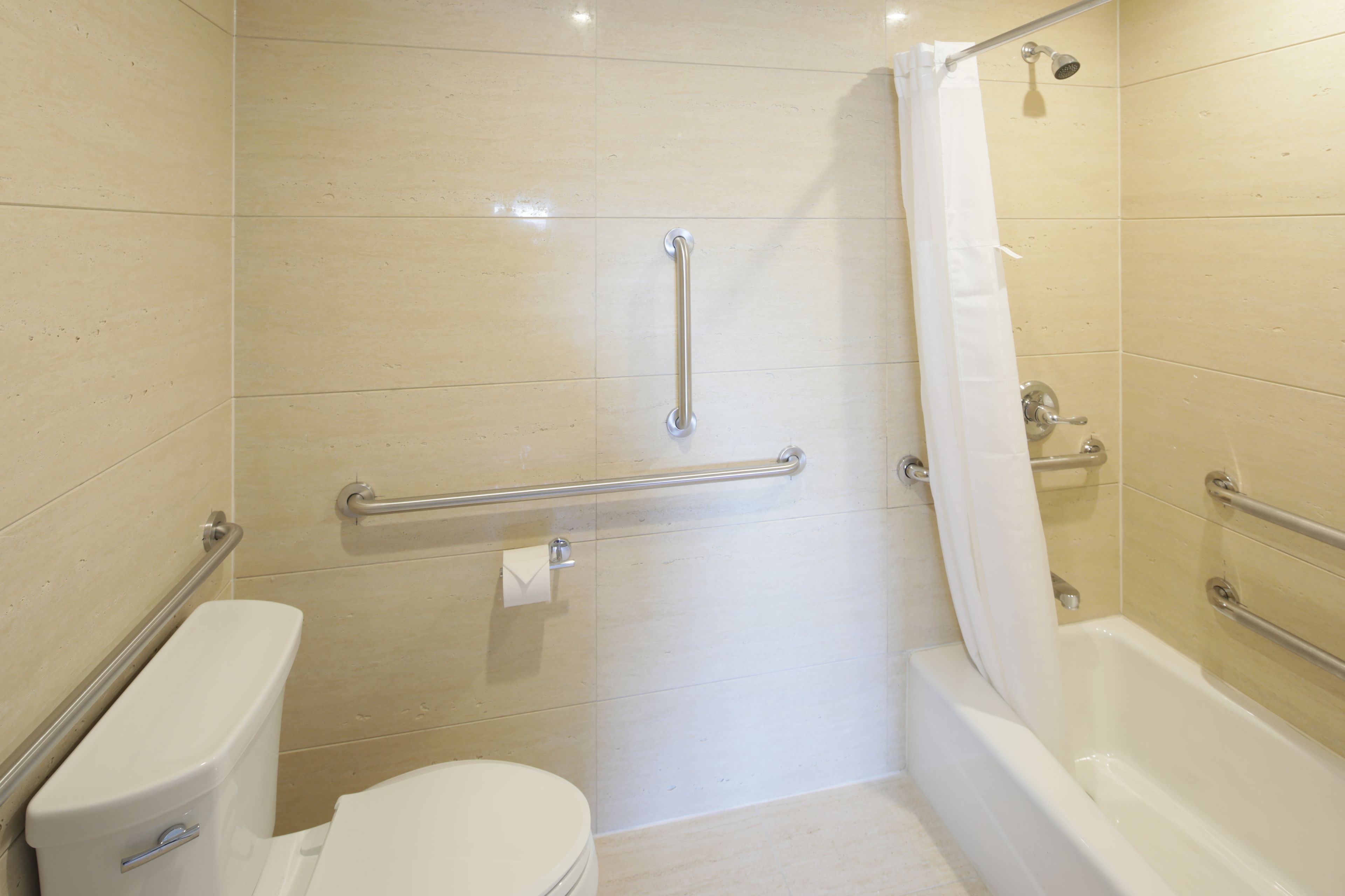 Un baño con inodoro, bañera y ducha.