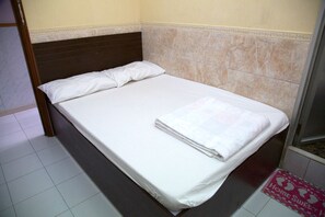 4 人部屋 | 遮光カーテン、防音設備、WiFi (無料)、ベッドシーツ