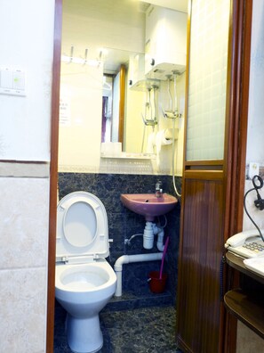 Single Room | Bathroom | Shower, free toiletries, hair dryer, slippers - Yau King Hotel (Kowloon)
