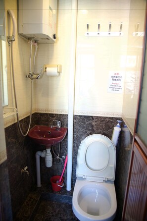 Bathroom - Yau King Hotel (Kowloon)