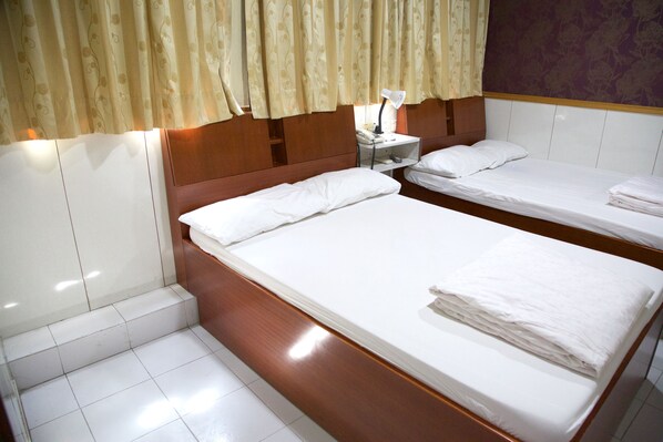 Quadruple Room | Blackout curtains, soundproofing, free WiFi, bed sheets