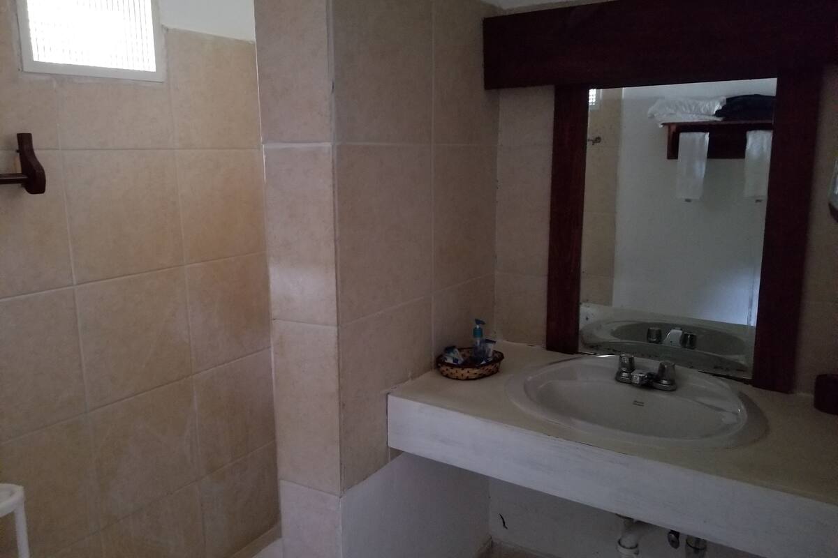 gri gri  | bathroom | shower, towels