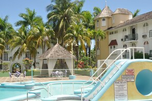 Outdoor pool, pool umbrellas, pool loungers - Palm View Apartments at Sandcastles Resort Ocho Rios (Ocho Rios)